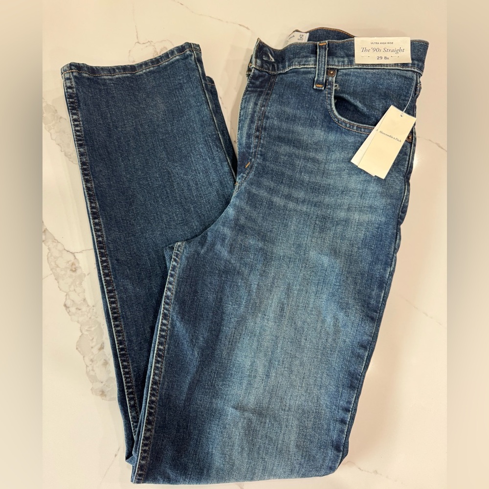 NWT- ultra high rise 90’s straight jeans in 29 (8R)